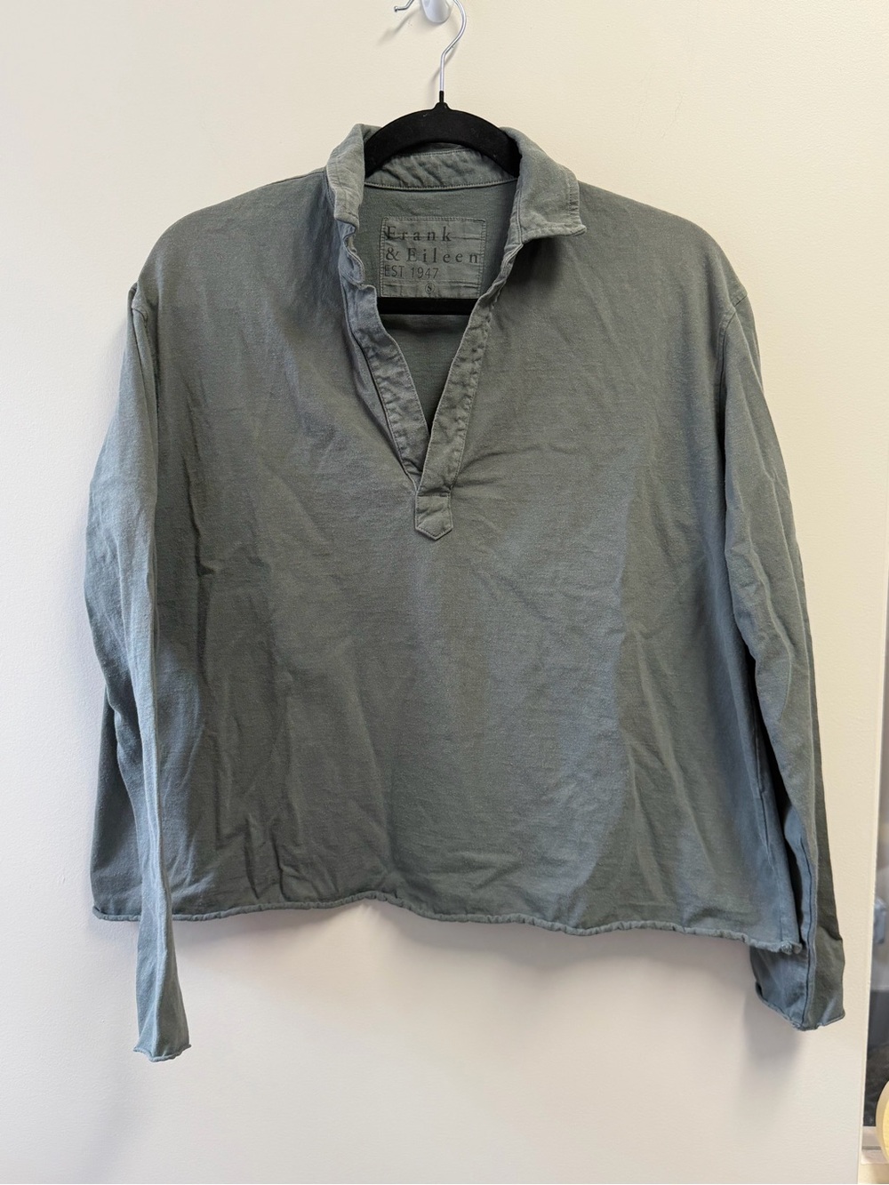 Frank & Eileen Women's Gray Jersey Cotton V-Neck Raw Hem Top Long Sleeve S